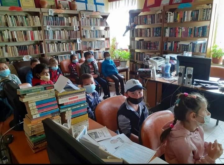 Micuții elevi, în vizită la biblioteca Vlădeni!