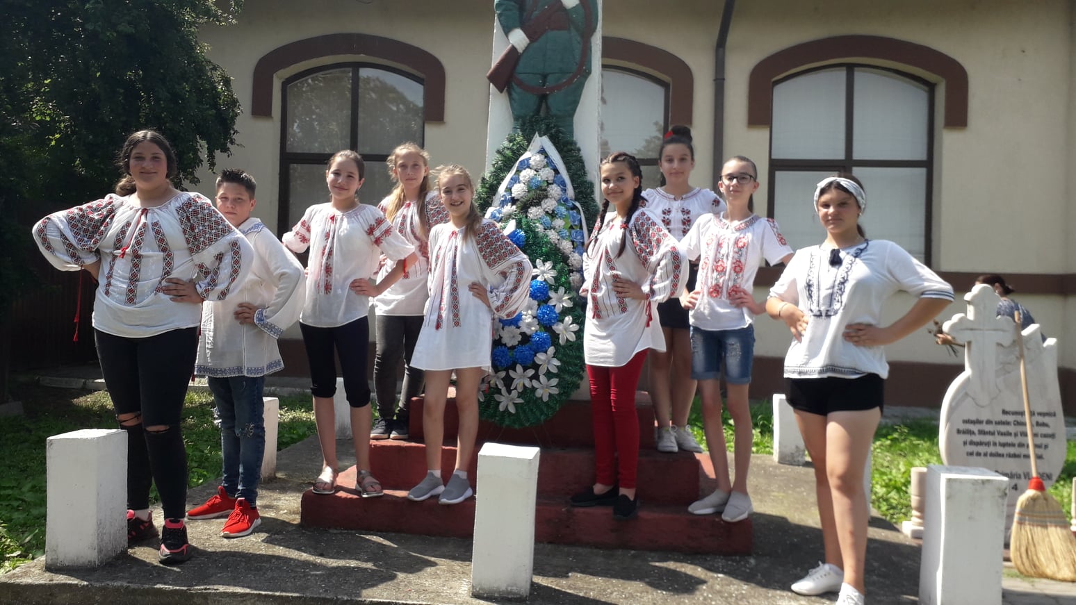 La Monumentul Eroilor Vlădeni 